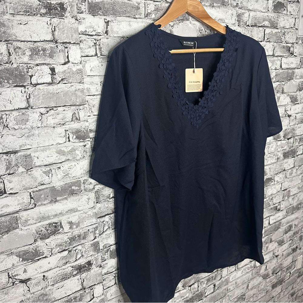 NWT EUC BloomChic Navy V-Neck Top with Lace Trim Size 22-24 - Picture 3 of 10